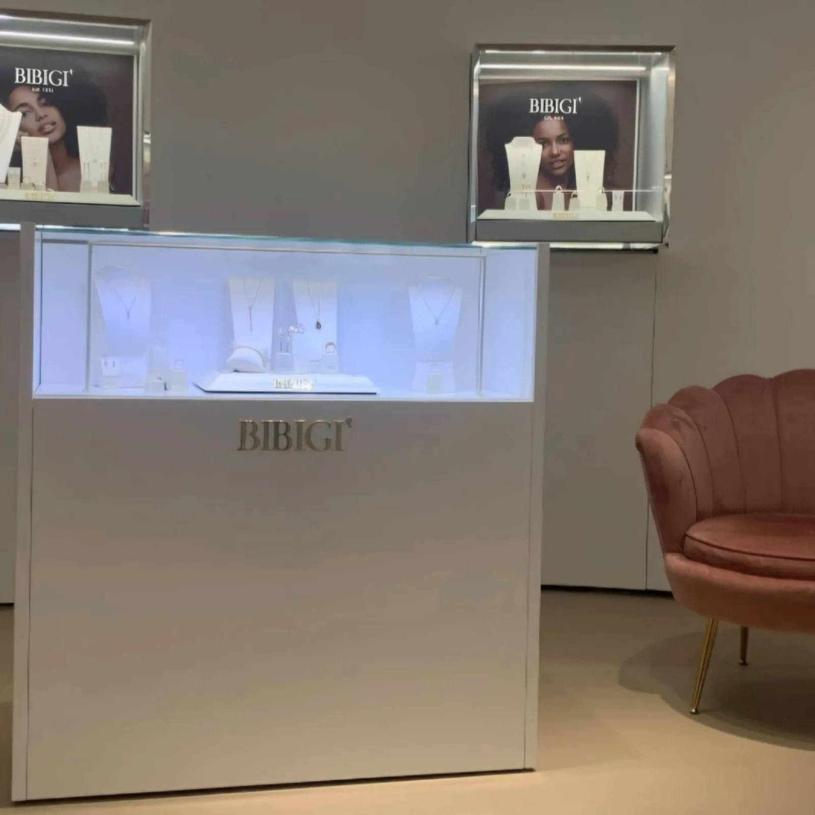 Banco vetrina illuminato e vetrine a parete in una gioielleria