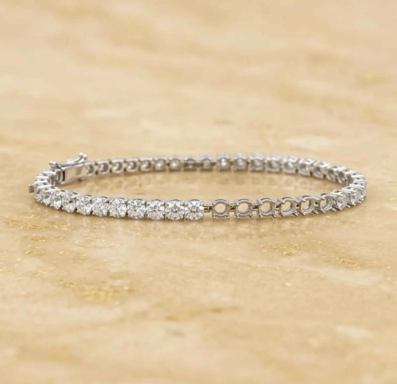 Bracciale tennis in oro bianco e diamanti su travertino