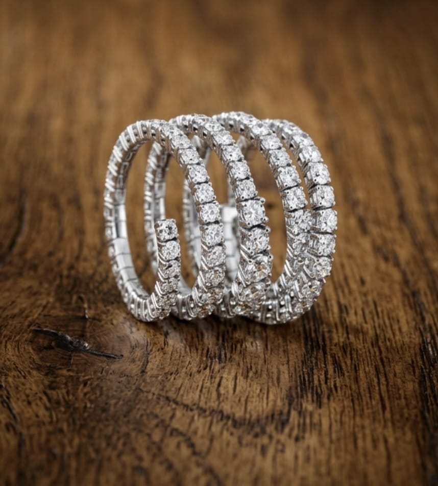 Spiral ring set with diamonds